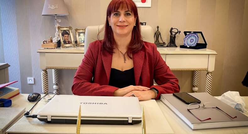 Bir qiz lezbiyen ginekologga murojaat qilish uchun keldi.